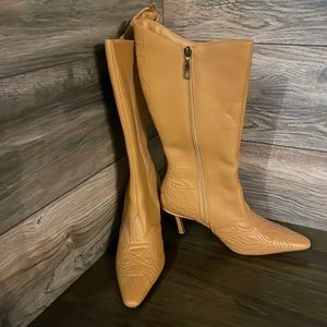 NWOT Suzanne Somers Camel Genuine Leather Stitched Tool Design Boots Size 7.5 M